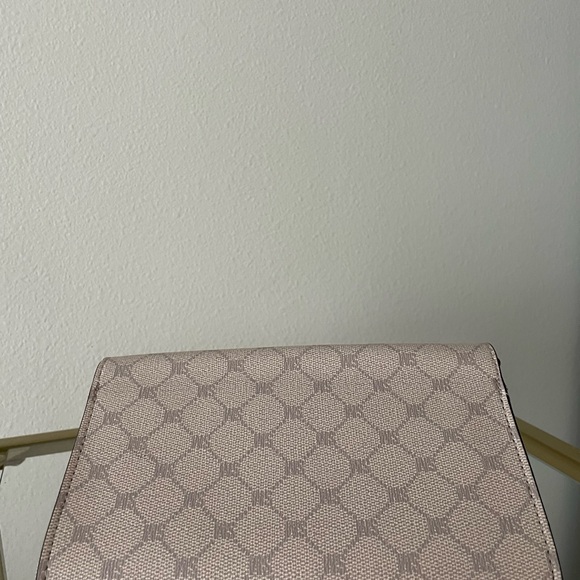 Excellent condition ! Prety light grey color !!Steve Madden Wallet Crossbody🩶 - Picture 3 of 6